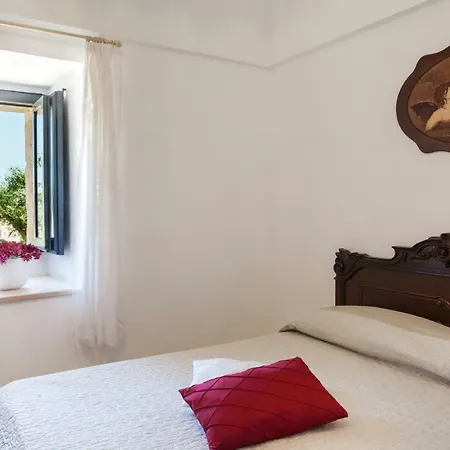 Trullo Bianco Locorotondo
